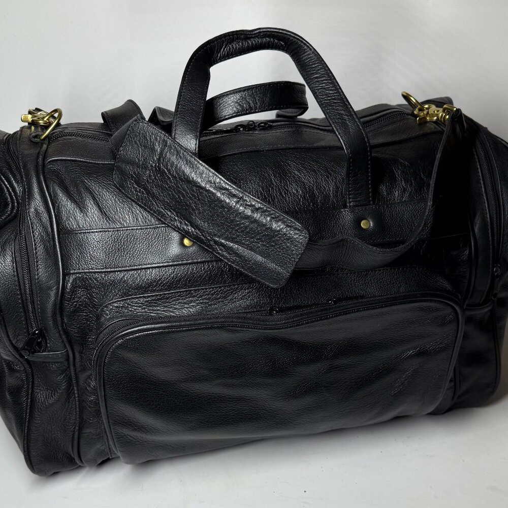 Travel bag Duffle bag in 100% full grain leather with side pockets.